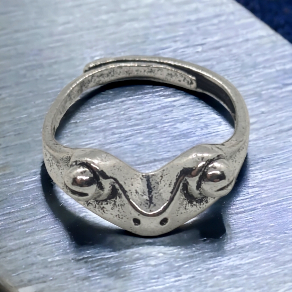 Frog Face ring all silver